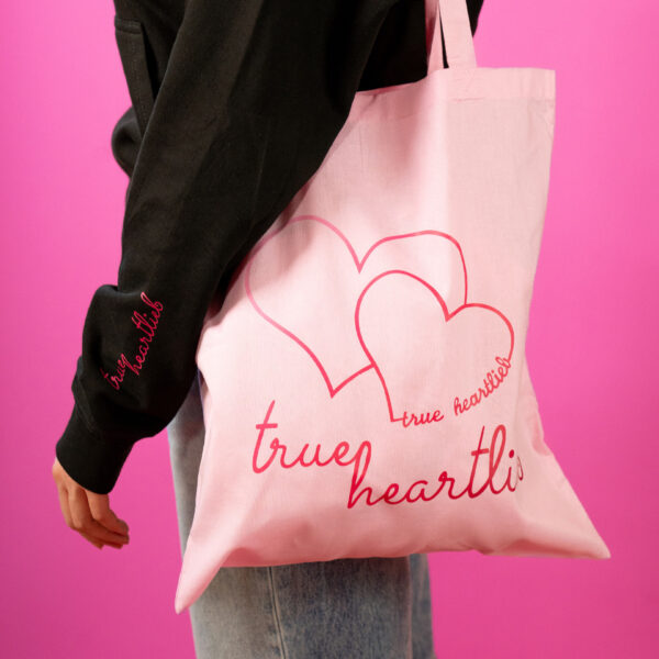 Frau trägt Trueheartlieb Tasche mit "Trueheartlieb" Motiv in Pink