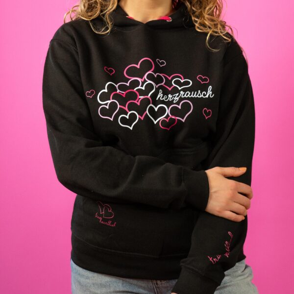 Frau im Schwarzen Trueheartlieb-Hoodie mit Herzrausch Motiv