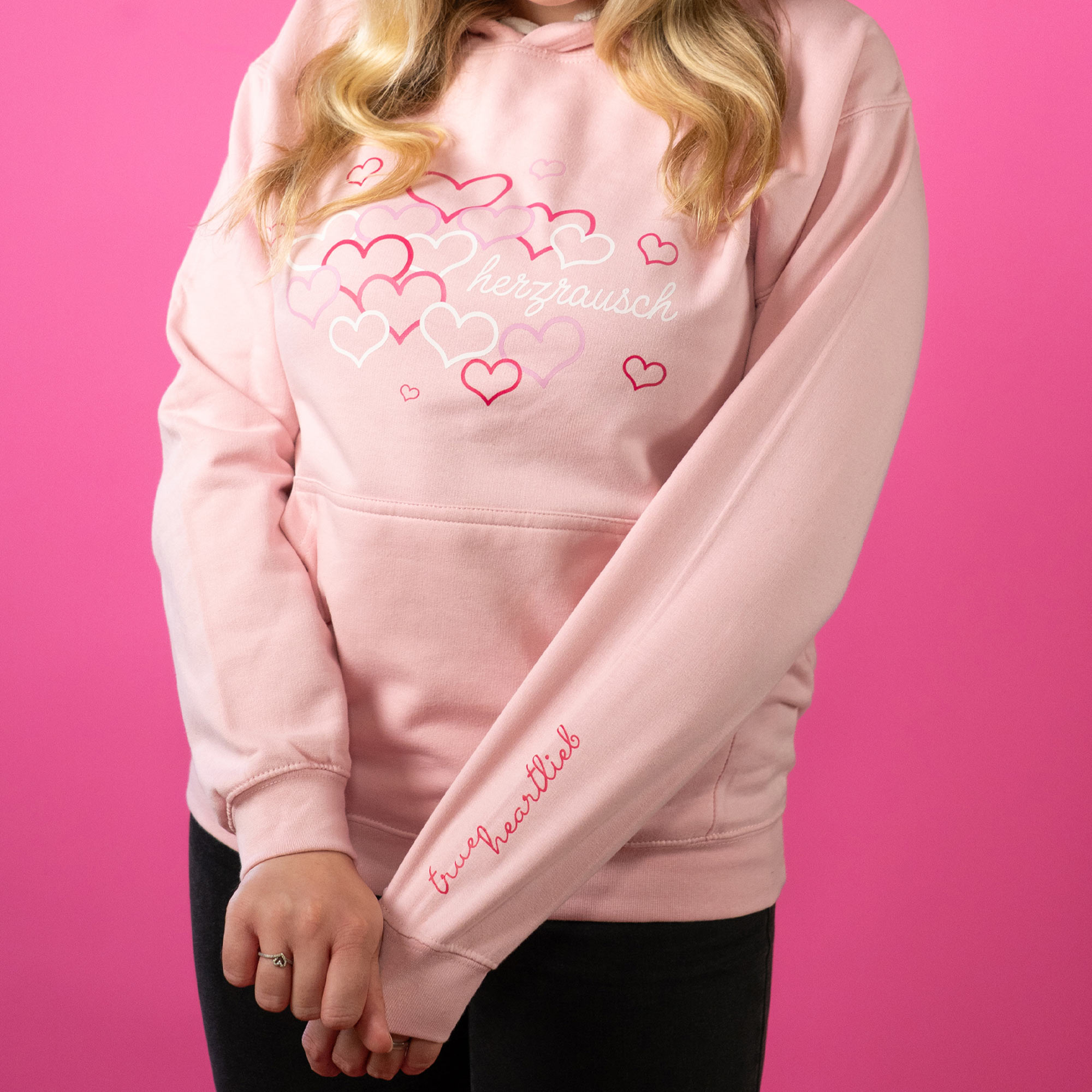 Frau im Pinken Trueheartlieb-Hoodie mit Herzrausch Motiv