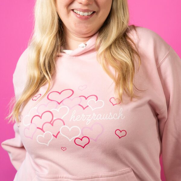 Frau im Pinken Trueheartlieb-Hoodie mit Herzrausch Motiv