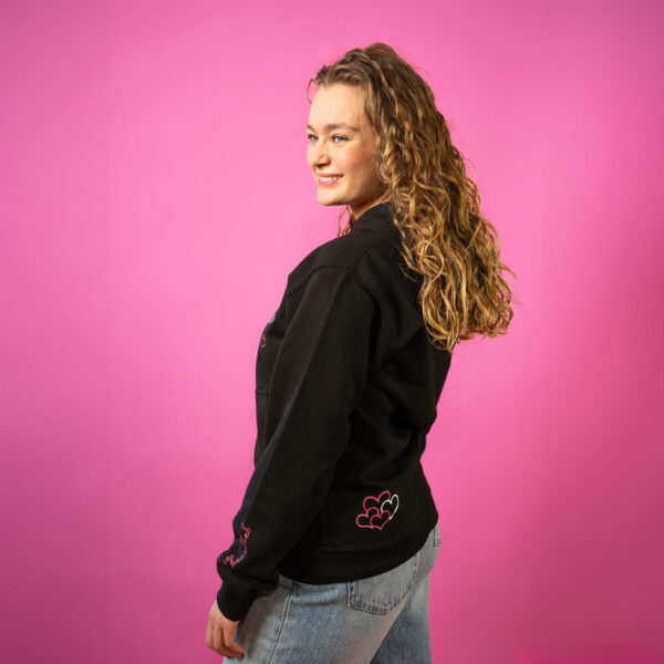Frau im schwarzen Trueheartlieb-hoodie