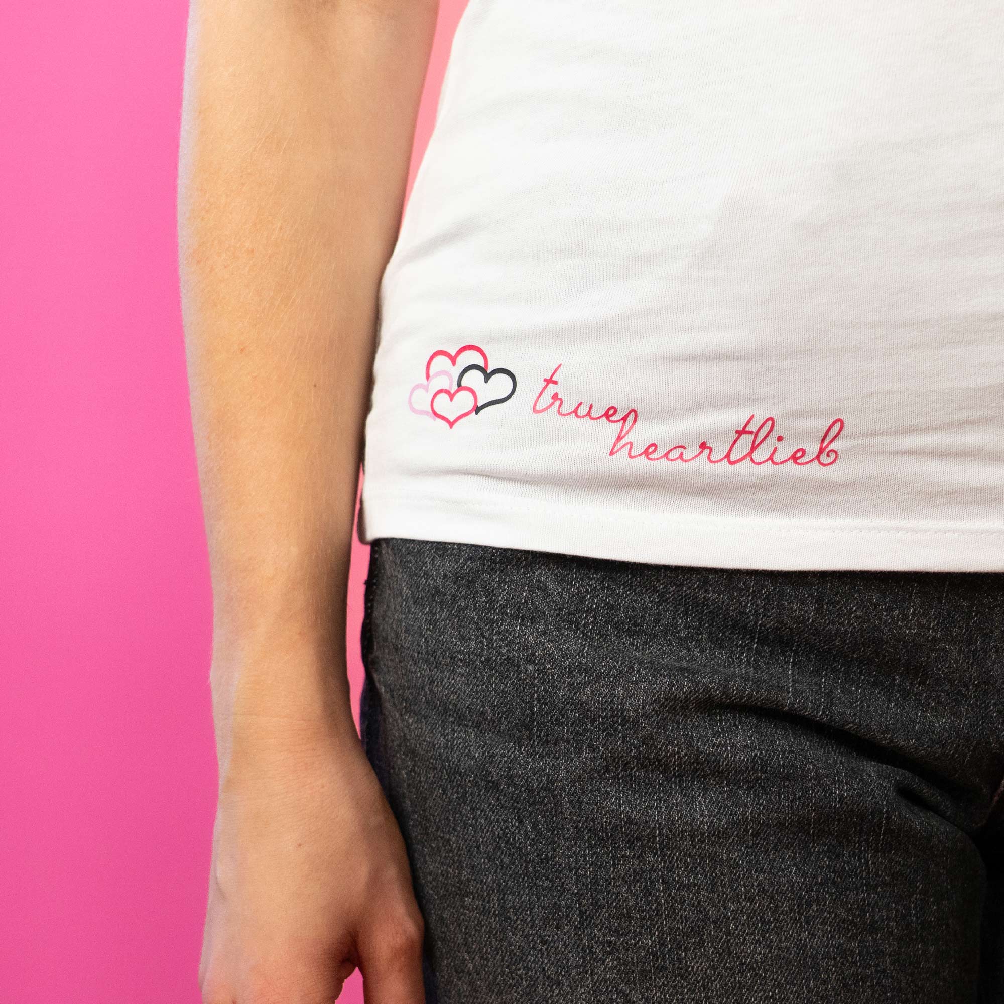 weißes Trueheartlieb-T-Shirt Nahaufnahme