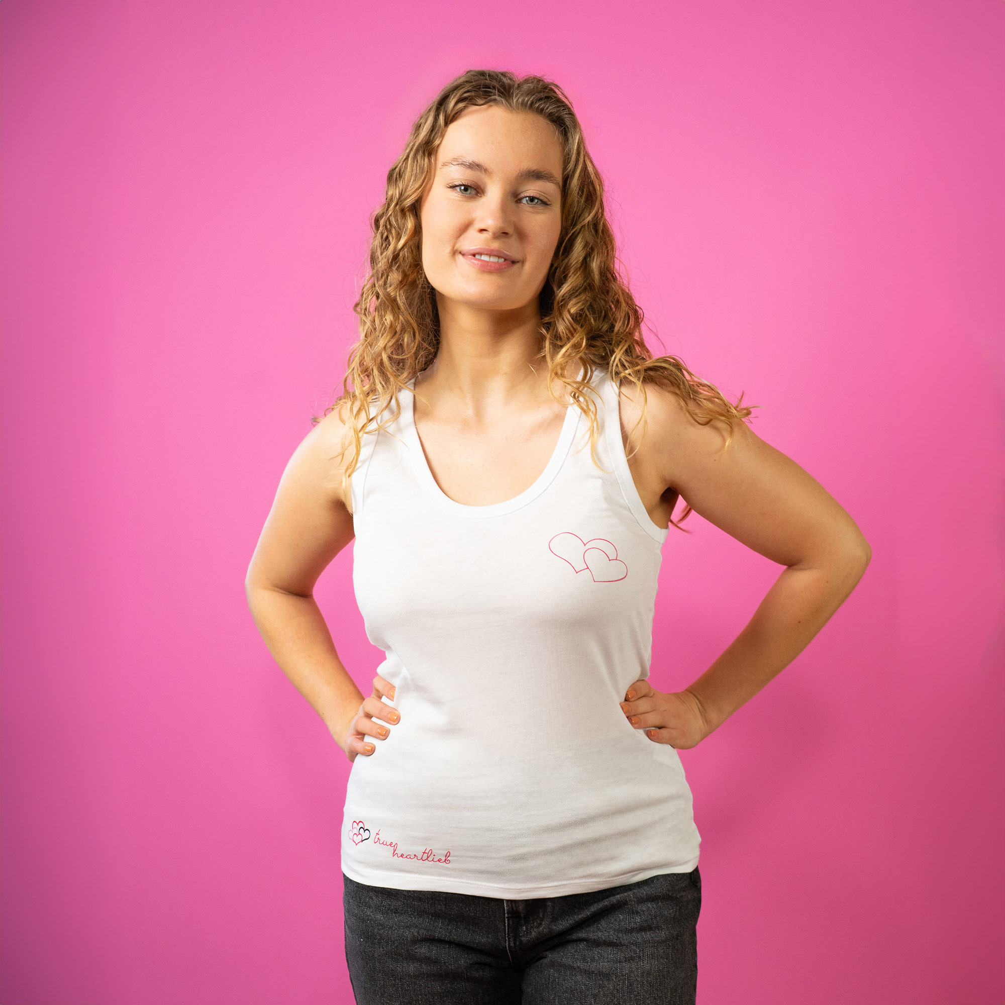 Frau im weißen Trueheartlieb-Top