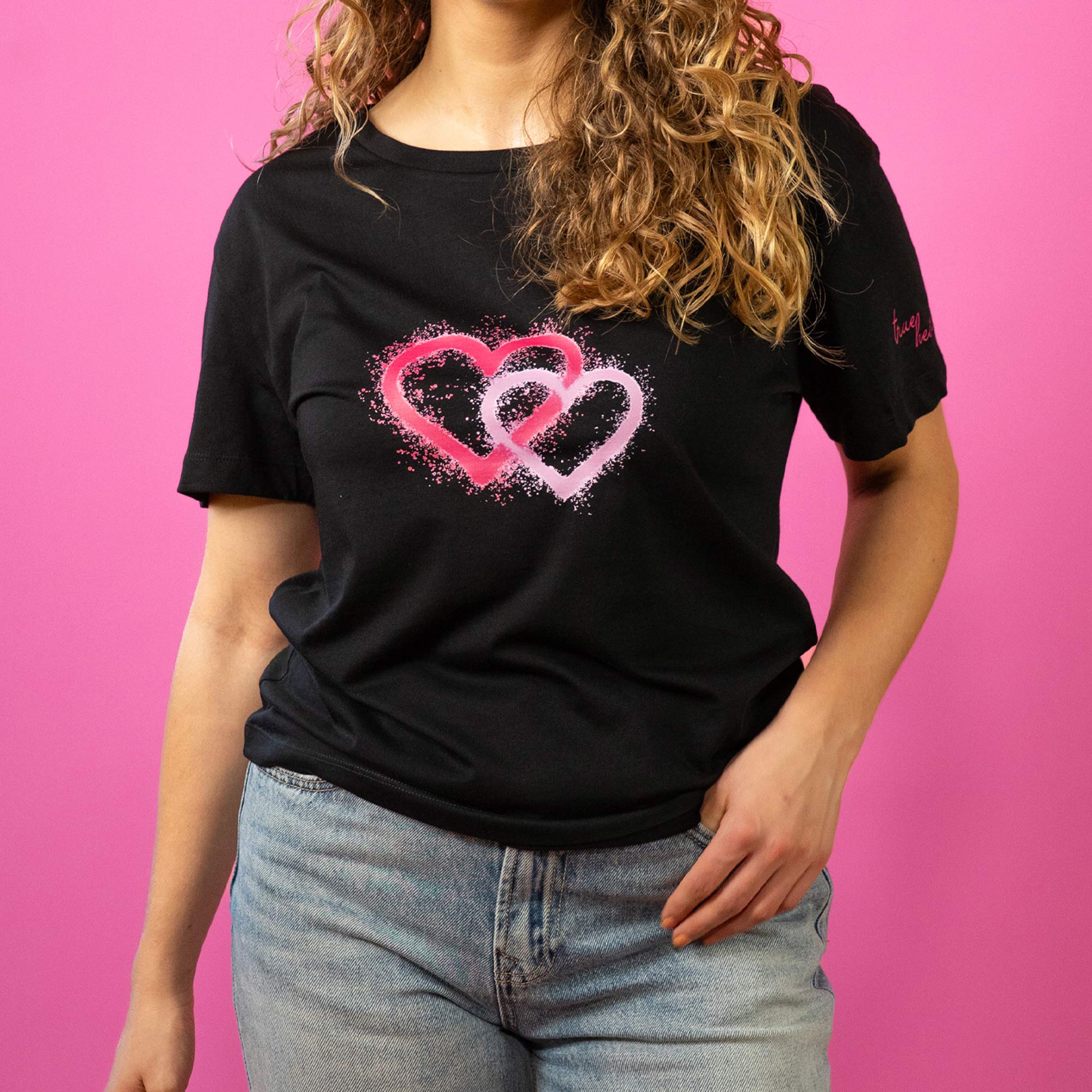 Frau im Schwarzen Trueheartlieb-T-Shirt mit GraffitiHerzen Motiv