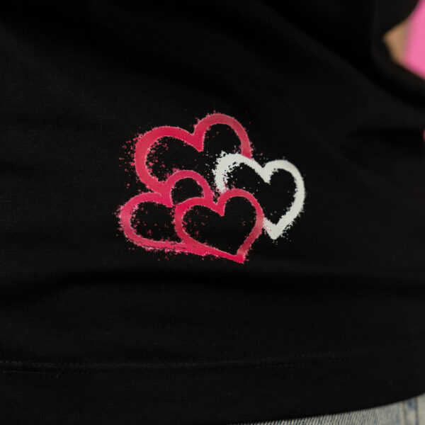 Nahaufnahme von GraffitiHerzen des Schwarzen Trueheartlieb-T-Shirt