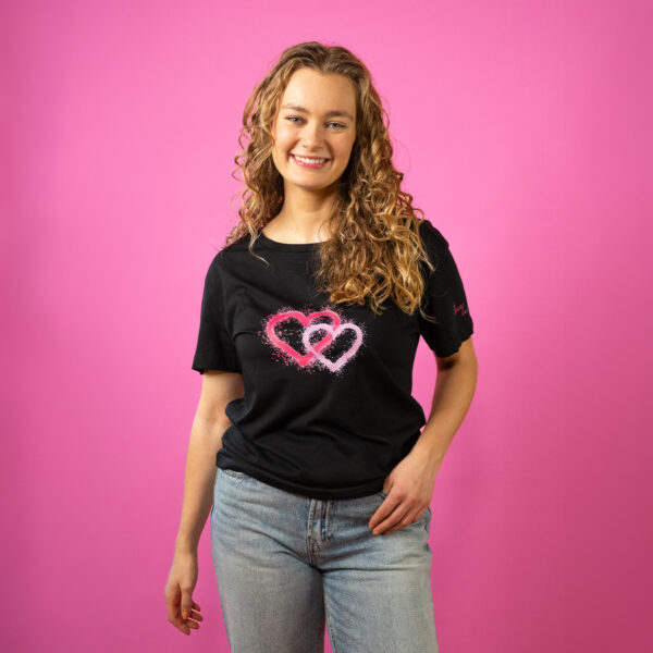 Frau im schwarzen Trueheartlieb-T-Shirt mit GraffitiHerzen Motiv