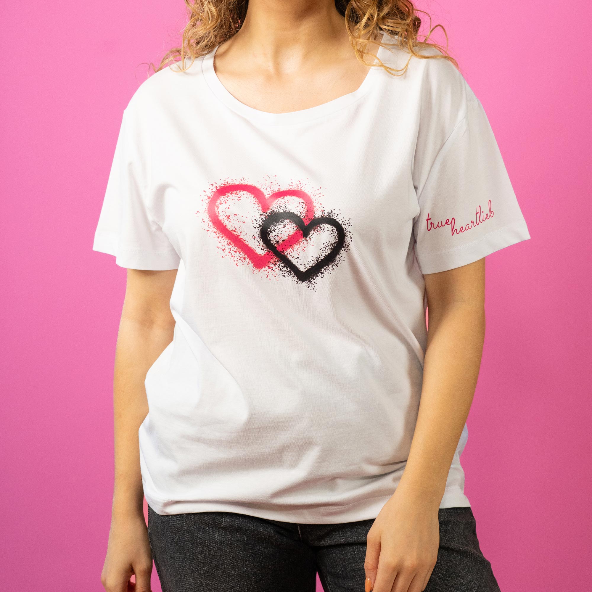 Frau im weißen Trueheartlieb-T-Shirt mit GraffitiHerzen Motiv