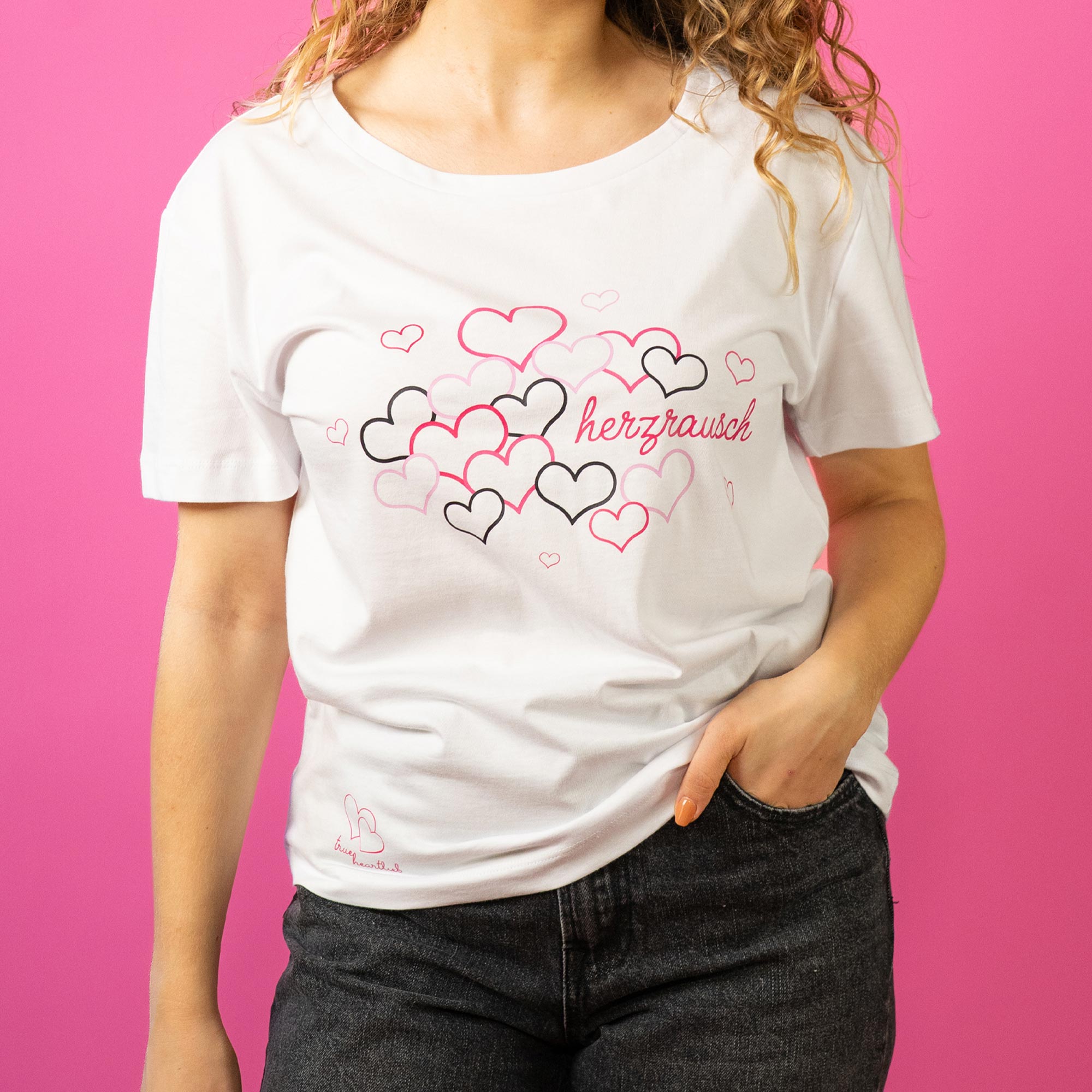Frau im weißen Trueheartlieb-T-Shirt mit Herzrausch Motiv