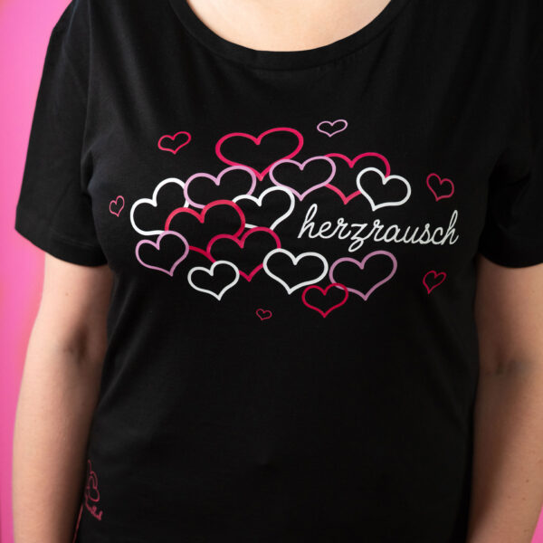 Frau im Schwarzen Trueheartlieb-T-Shirt mit Herzrausch Motiv