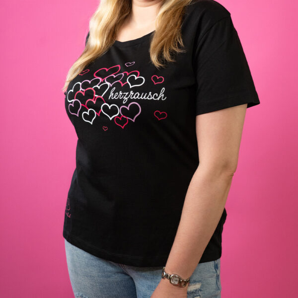 Schwarzes Trueheartlieb-T-Shirt mit Herzrausch Motiv
