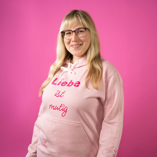 Blonde Lächelnde Frau mit rosa Trueheartlieb-Hoodie