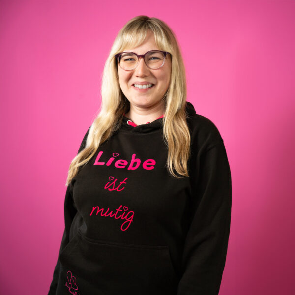 Blonde Lächelnde Frau mit schwarzem Trueheartlieb-Hoodie