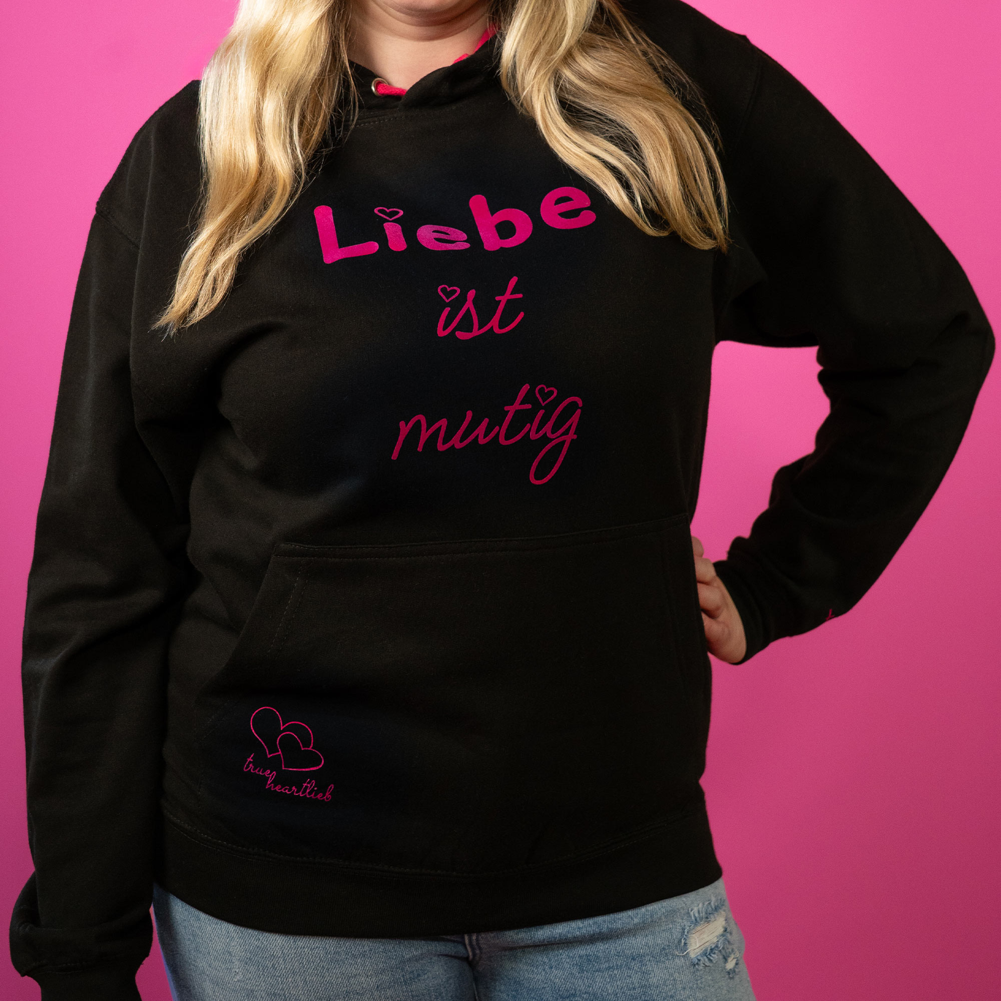 Blonde Frau mit schwarzem Trueheartlieb-Hoodie