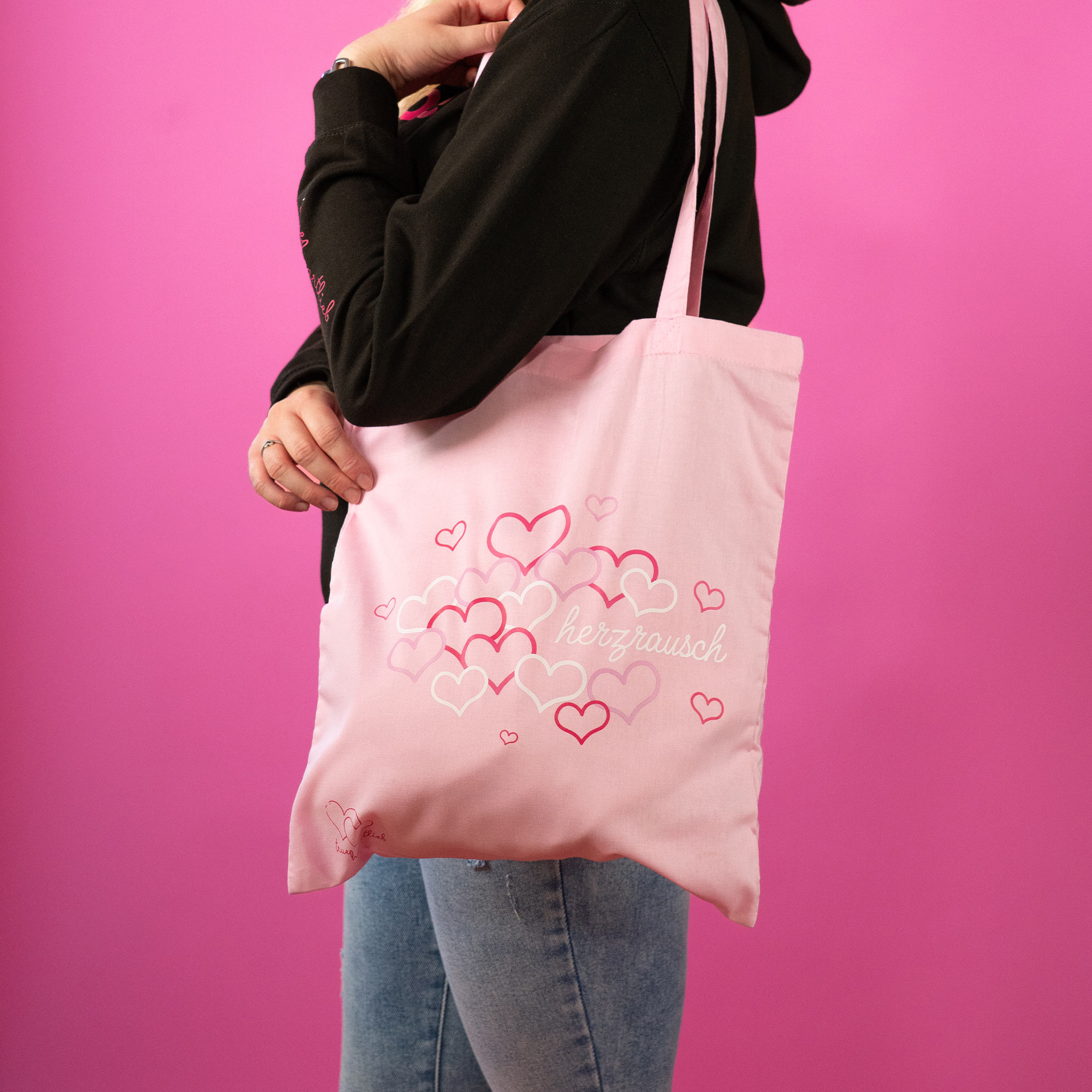 Frau trägt eine Trueheartlieb Tasche in Pink mit "Herzrausch" Motiv